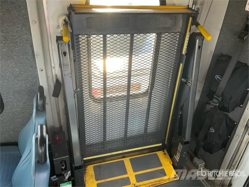 Ford E-450 4x2 20-Seat Mini Bus Mini buszok