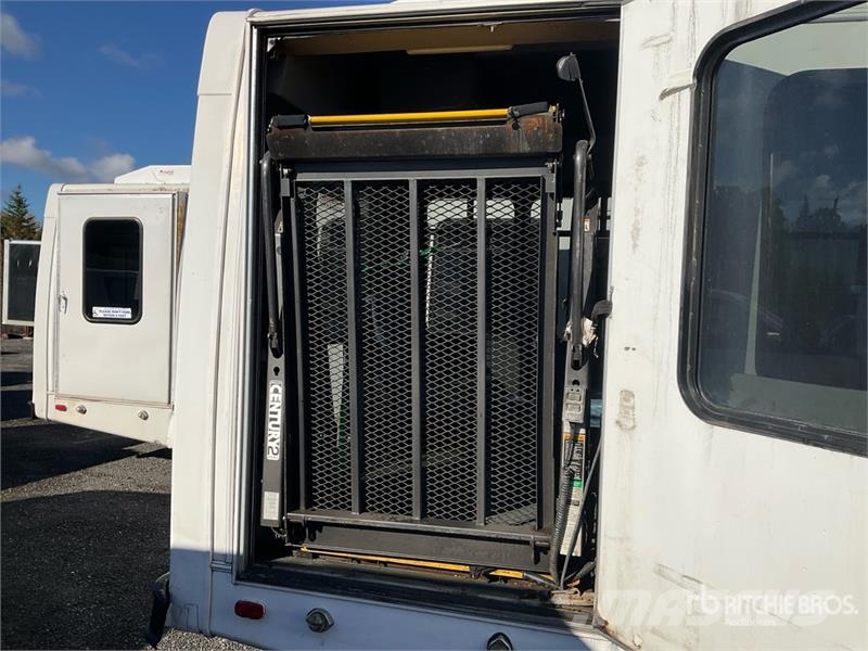 Ford E-450 4x2 20-Seat Mini Bus Minibusse