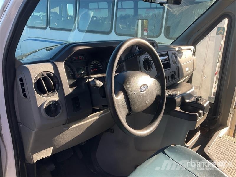 Ford E-450 4x2 20-Seat Mini Bus Mini buszok