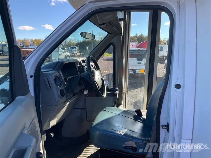Ford E-450 4x2 20-Seat Mini Bus Minibusse