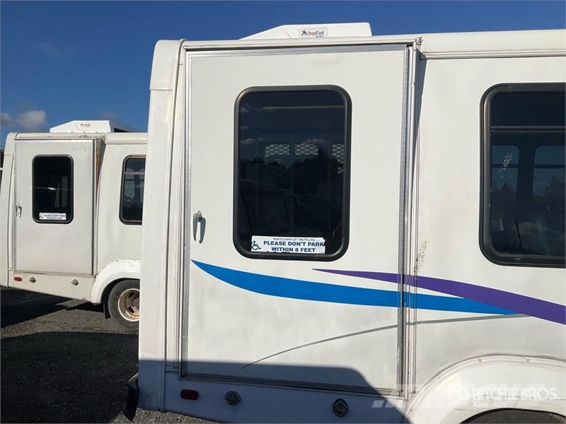 Ford E-450 4x2 20-Seat Mini Bus Minibusse