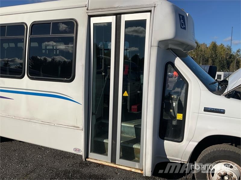 Ford E-450 4x2 20-Seat Mini Bus Minibusse
