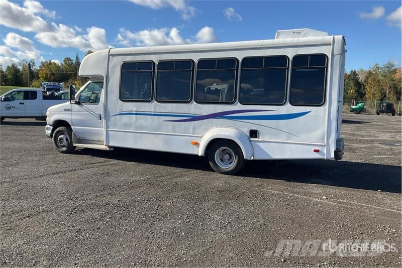 Ford E-450 4x2 20-Seat Mini Bus Minibusse