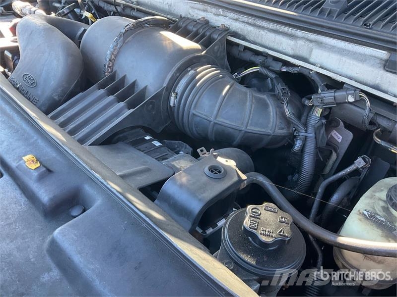 Ford E-450 4x2 20-Seat Mini Bus Minibusse