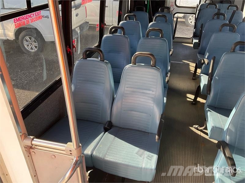 Ford E-450 4x2 20-Seat Mini Bus Minibusse