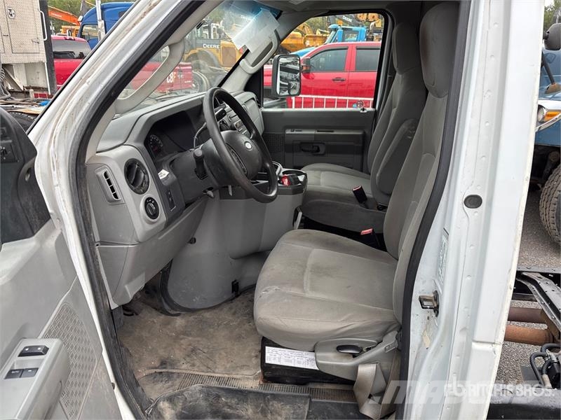 Ford E-450 4x2 Cab and Chassis Ohjaamot ja sisustat