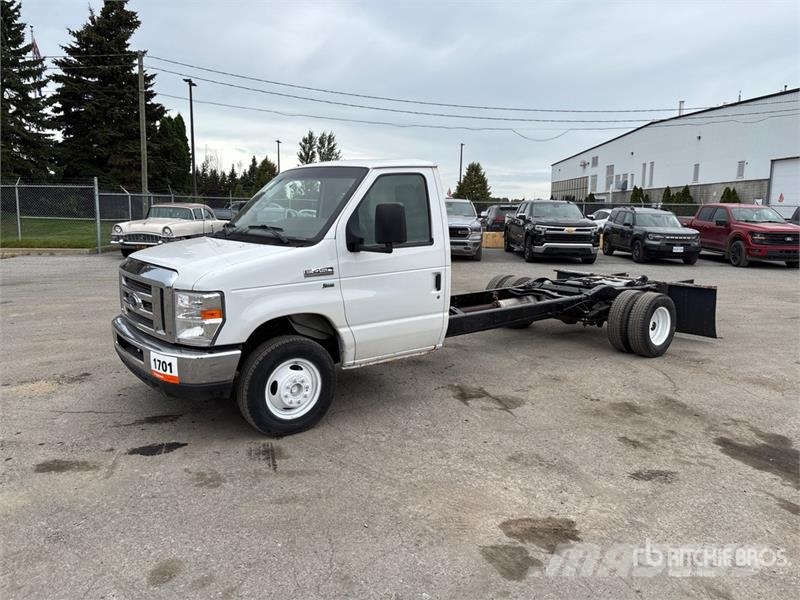 Ford E-450 4x2 Cab and Chassis Ohjaamot ja sisustat