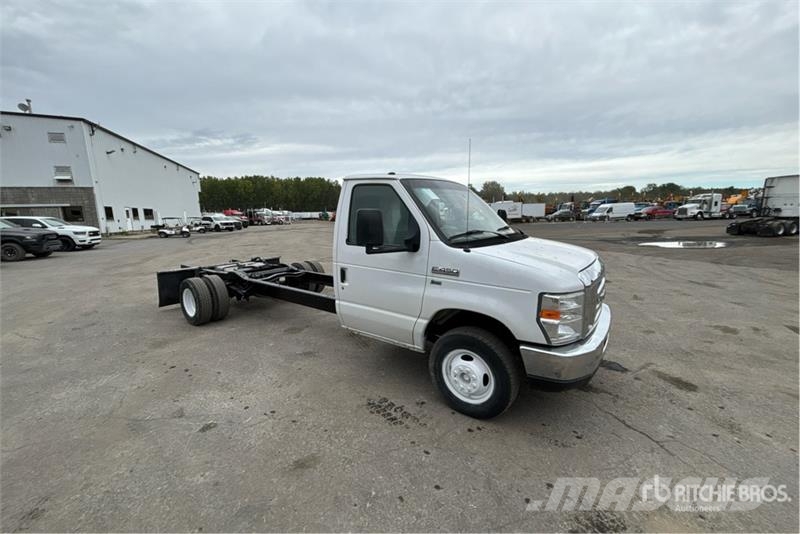 Ford E-450 4x2 Cab and Chassis Ohjaamot ja sisustat