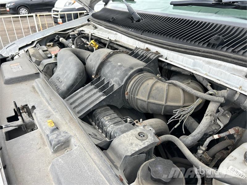 Ford E-450 4x2 Cab and Chassis Cabinas e interior