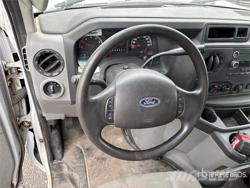 Ford E-450 4x2 Cab and Chassis Ohjaamot ja sisustat