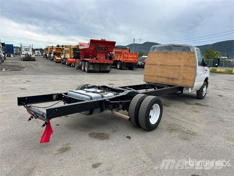 Ford E-450 4x2 Cab and Chassis Cabinas e interior