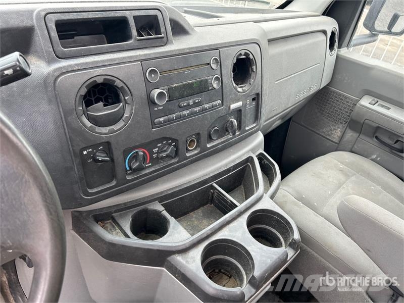 Ford E-450 4x2 Cab and Chassis Cabinas e interior