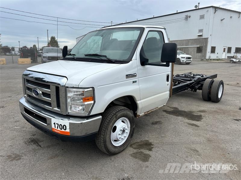 Ford E-450 4x2 Cab and Chassis Cabinas e interior