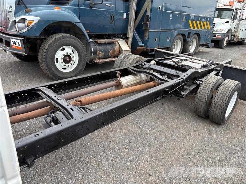 Ford E-450 4x2 Cab and Chassis Ohjaamot ja sisustat
