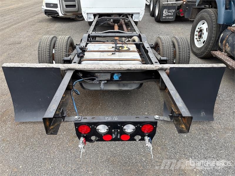 Ford E-450 4x2 Cab and Chassis Ohjaamot ja sisustat