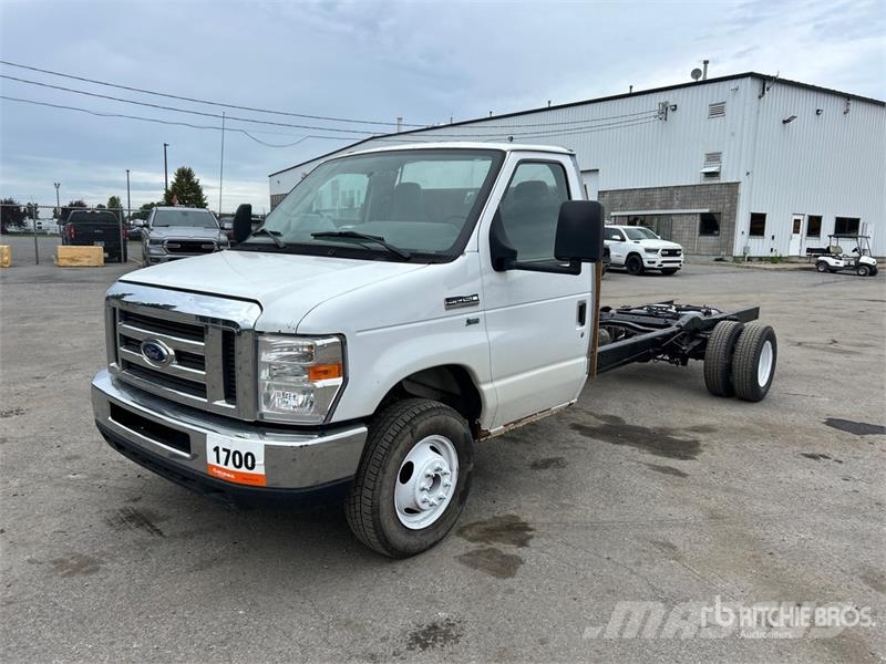 Ford E-450 4x2 Cab and Chassis Cabinas e interior
