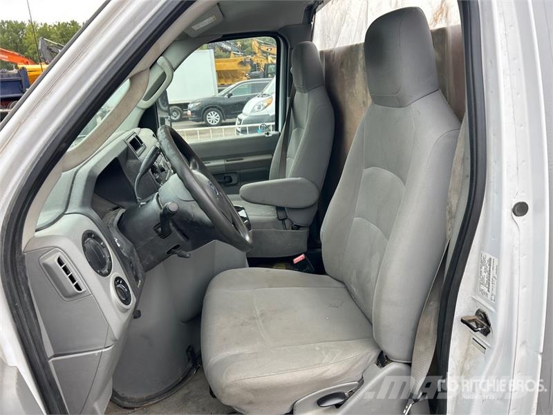 Ford E-450 4x2 Cab and Chassis Cabinas e interior