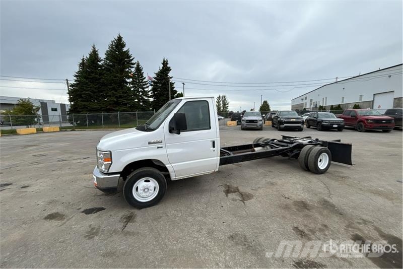 Ford E-450 4x2 Cab and Chassis Ohjaamot ja sisustat