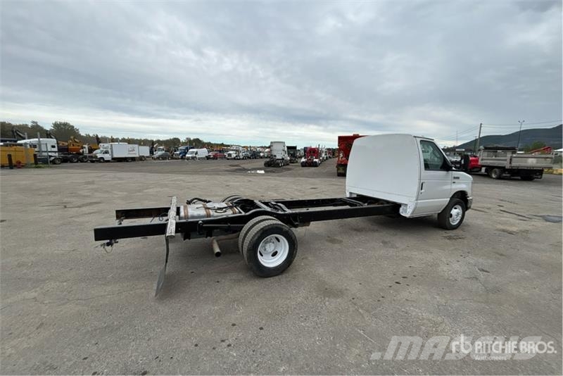 Ford E-450 4x2 Cab and Chassis Ohjaamot ja sisustat