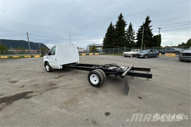 Ford E-450 4x2 Cab and Chassis Ohjaamot ja sisustat