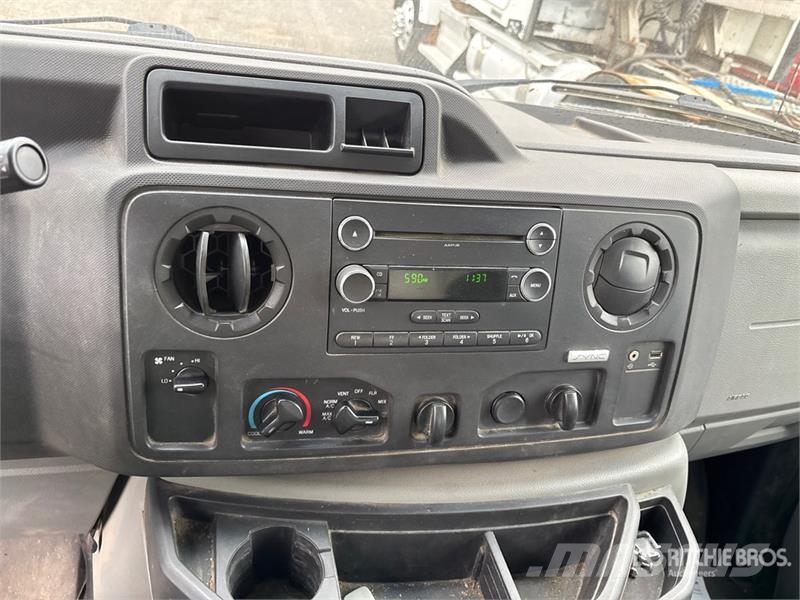 Ford E-450 4x2 Cab and Chassis Ohjaamot ja sisustat