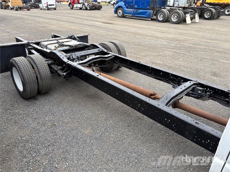 Ford E-450 4x2 Cab and Chassis Ohjaamot ja sisustat