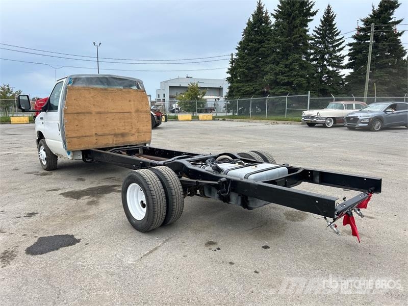 Ford E-450 4x2 Cab and Chassis Cabinas e interior