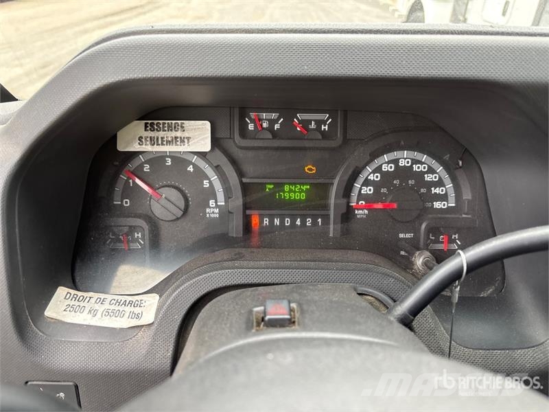 Ford E-450 4x2 Cab and Chassis Ohjaamot ja sisustat