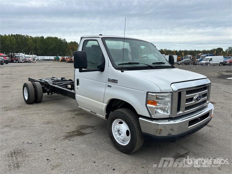 Ford E-450 4x2 Cab and Chassis Cabinas e interior
