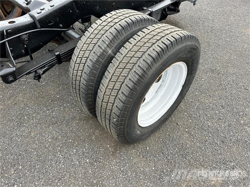 Ford E-450 4x2 Cab and Chassis Cabinas e interior