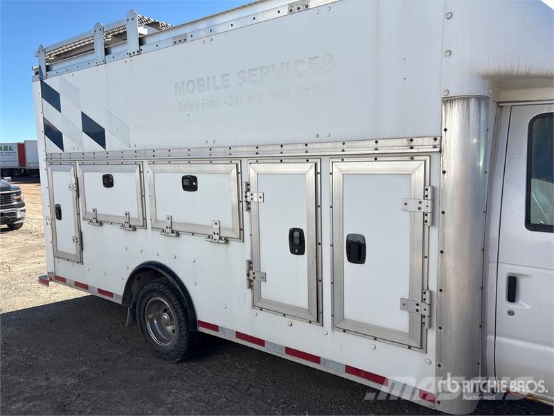 Ford E450 4x2 Utility Truck (Inoperable) شاحنات خفيفة/مفصلية الجوانب