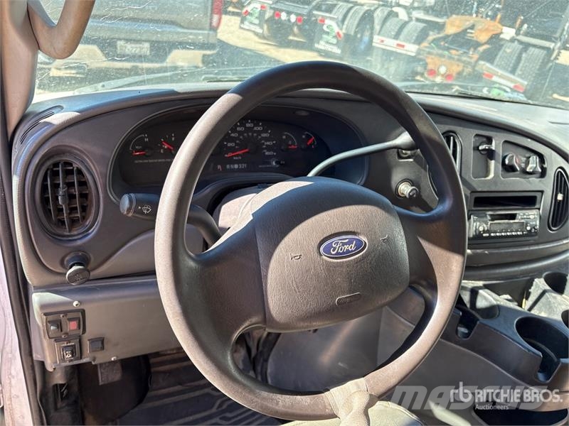 Ford E450 4x2 Utility Truck (Inoperable) شاحنات خفيفة/مفصلية الجوانب