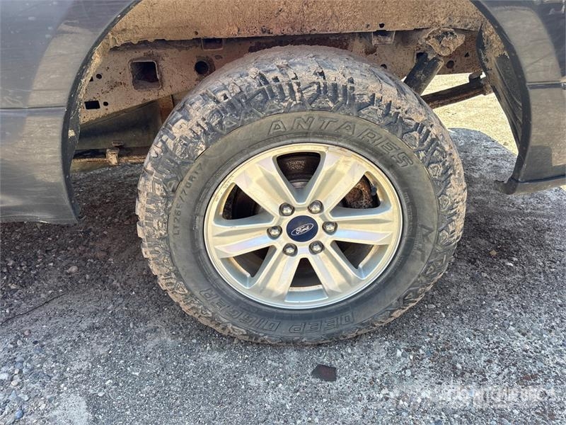 Ford F-150 XL 4x4 Extended Cab Pickup (Inoperable) Inne