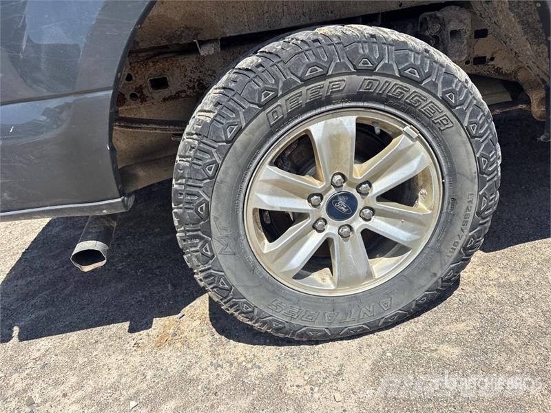 Ford F-150 XL 4x4 Extended Cab Pickup (Inoperable) Inne