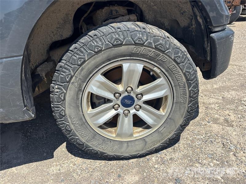Ford F-150 XL 4x4 Extended Cab Pickup (Inoperable) Inne
