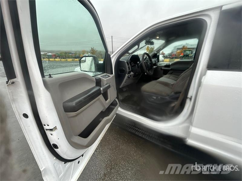 Ford F-150 XLT 4x4 Crew Cab Pickup Outros
