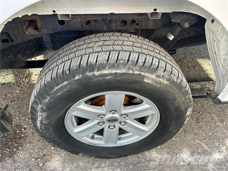 Ford F-150 XLT 4x4 Crew Cab Pickup Kita