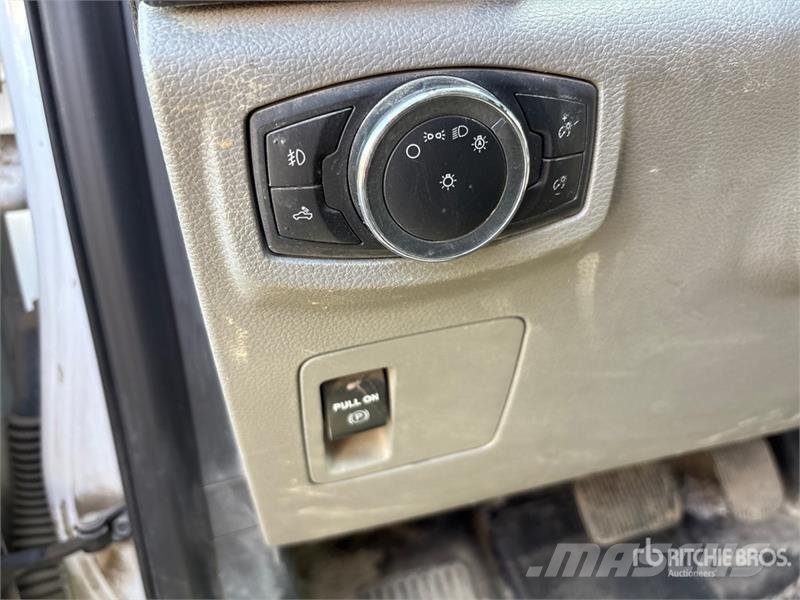 Ford F-150 XLT 4x4 Crew Cab Pickup Andre varebiler