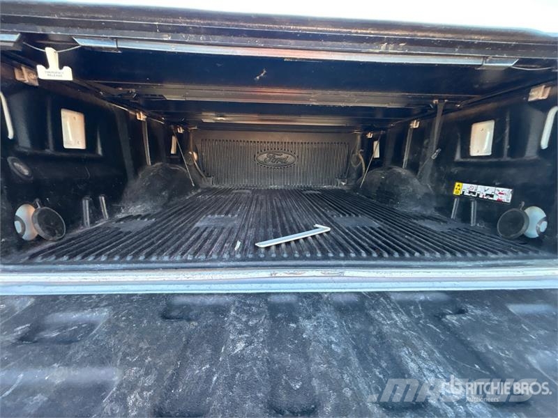 Ford F-150 XLT 4x4 Crew Cab Pickup Kita