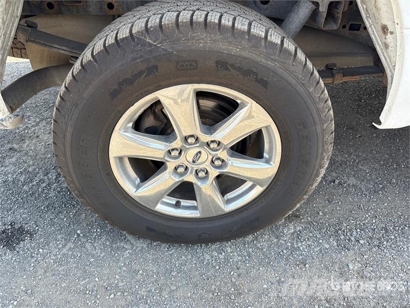 Ford F-150 XLT 4x4 Crew Cab Pickup Muu