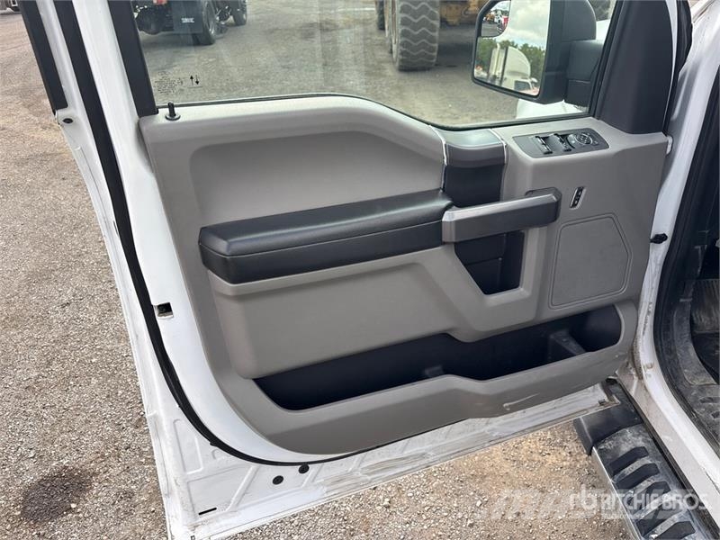Ford F-150 XLT 4x4 Crew Cab Pickup Muu