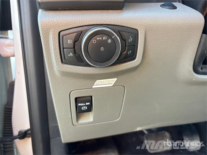 Ford F-150 XLT 4x4 Crew Cab Pickup Muu