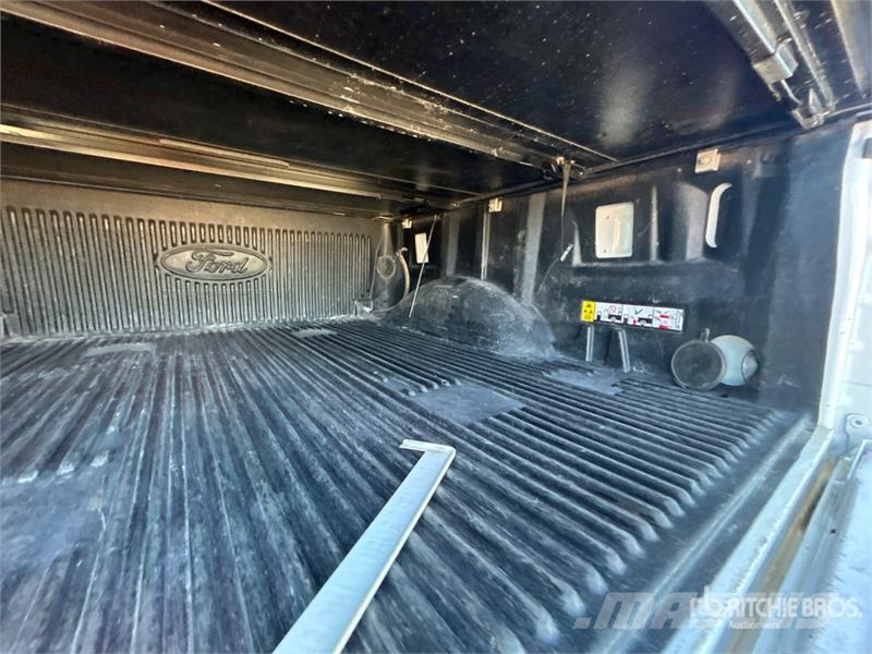 Ford F-150 XLT 4x4 Crew Cab Pickup Kita