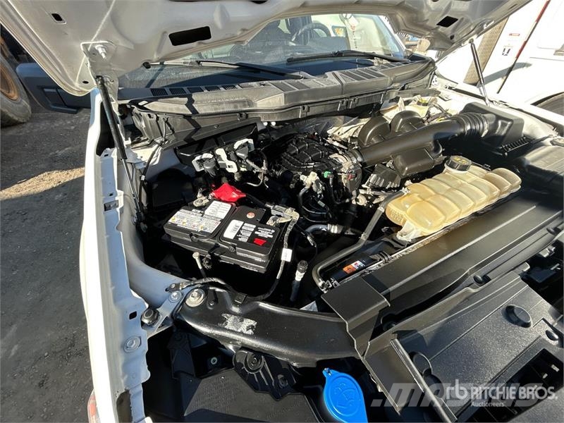 Ford F-150 XLT 4x4 Crew Cab Pickup Kita