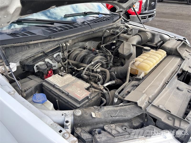 Ford F-150 XLT 4x4 Crew Cab Pickup Muu