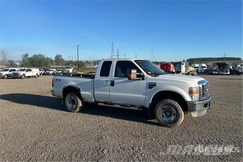 Ford F-250 4x4 Extended Cab Pickup أخرى