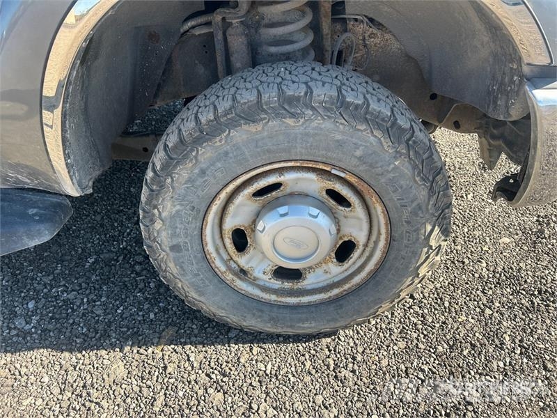 Ford F-250 Lariat 4x4 Extended Cab Pickup Kita