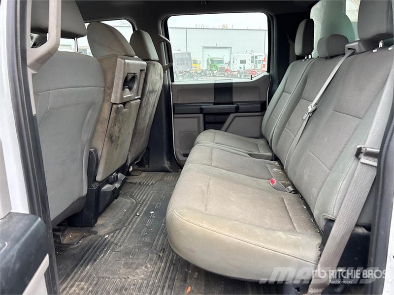Ford F-250 XL 4x2 Crew Cab Pickup (Inoperable) Otros