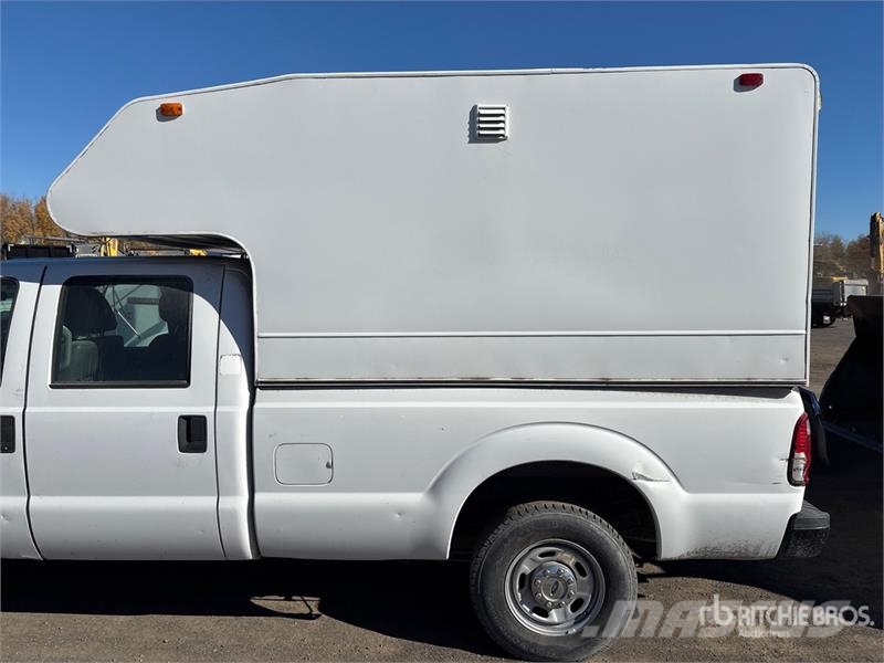 Ford F-250 XL 4x2 Crew Cab Pickup Drugi