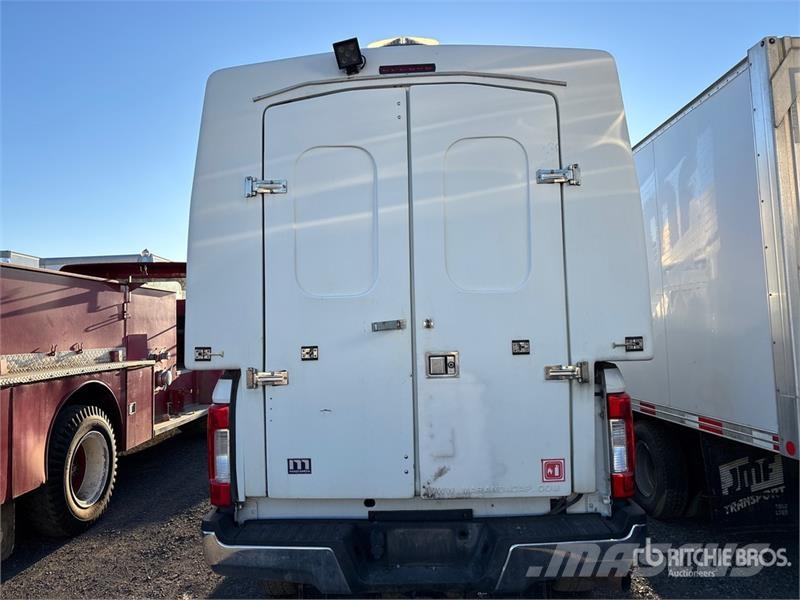 Ford F-250 XL 4x2 Crew Cab Pickup (Inoperable) Otros